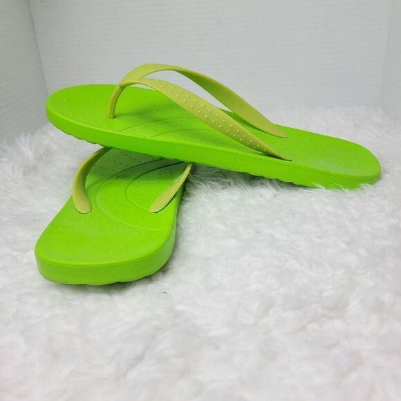 Crocs Chawaii Men's Size 11 Flip Flops Thongs Volt Green Beach Comfort - Picture 7 of 11